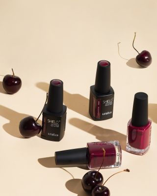 CURIOUS představuje osm jedinečných odstínů – od smyslné černi přes uklidňující tón mořské řasy až po svěží zář citronové...