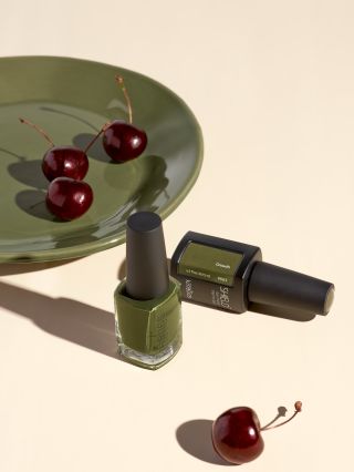 Growth #663 je zaprášený mechově zelený odstín, který odráží tichou sílu přírody během podzimu. Jeho zemitý, tlumený tón...